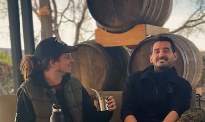 Ansiaume y la publicación donde relata los pormenores del emprendimiento que estaba encabezando