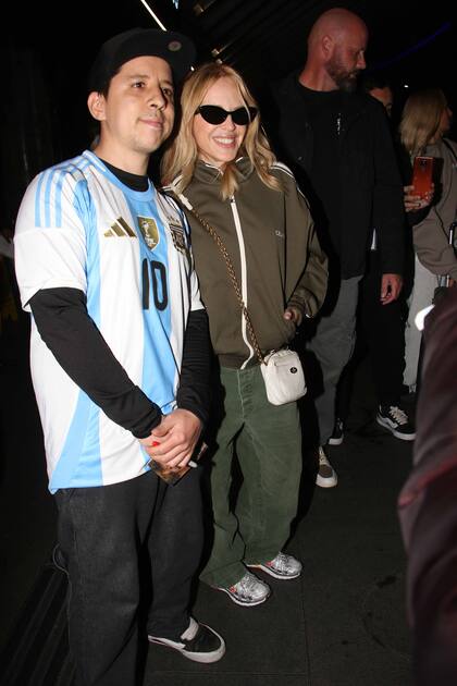 Ansiosos por el show que dará la cantante este jueves en el Movistar Arena, muchos de los fanáticos que se acercaron hasta Ezeiza se volvieron con un premio a su casa: una foto con la artista