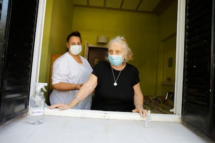 Ansiosos por reencontrarse con sus familiares, los residentes de los geriátricos de la Ciudad esperan la vacuna contra el coronavirus