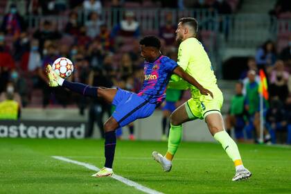 Ansu Fati ensaya un tiro de espaldas al arco, que saldrá desviado, durante el partido de Barcelona con el Dínamo de Kiev en la Liga de Campeones el 20 de octubre del 2021 en Barcelona. (AP Photo/Joan Monfort)