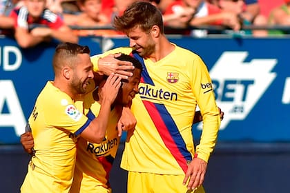 Ansu Fati, saludado por dos históricos: Jordi Alba y Piqué.