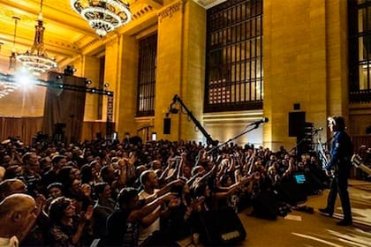 Ante 300 invitados, el célebre músico tocó temas de los Beatles y presentó el material de su nuevo álbum en la la estación terminal de Grand Central
