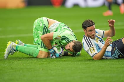 Ante Austria, Martínez casi no fue exigido: apenas tuvo que desviar hacia un costado un tiro libre de Marcel Sabitzer