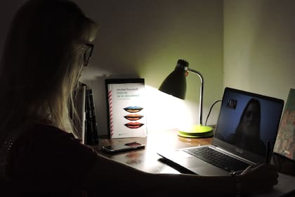 Ante el aislamiento por el avance del coronavirus, la psicóloga Magdalena Wagner optó por atender a sus pacientes a través de videollamadas