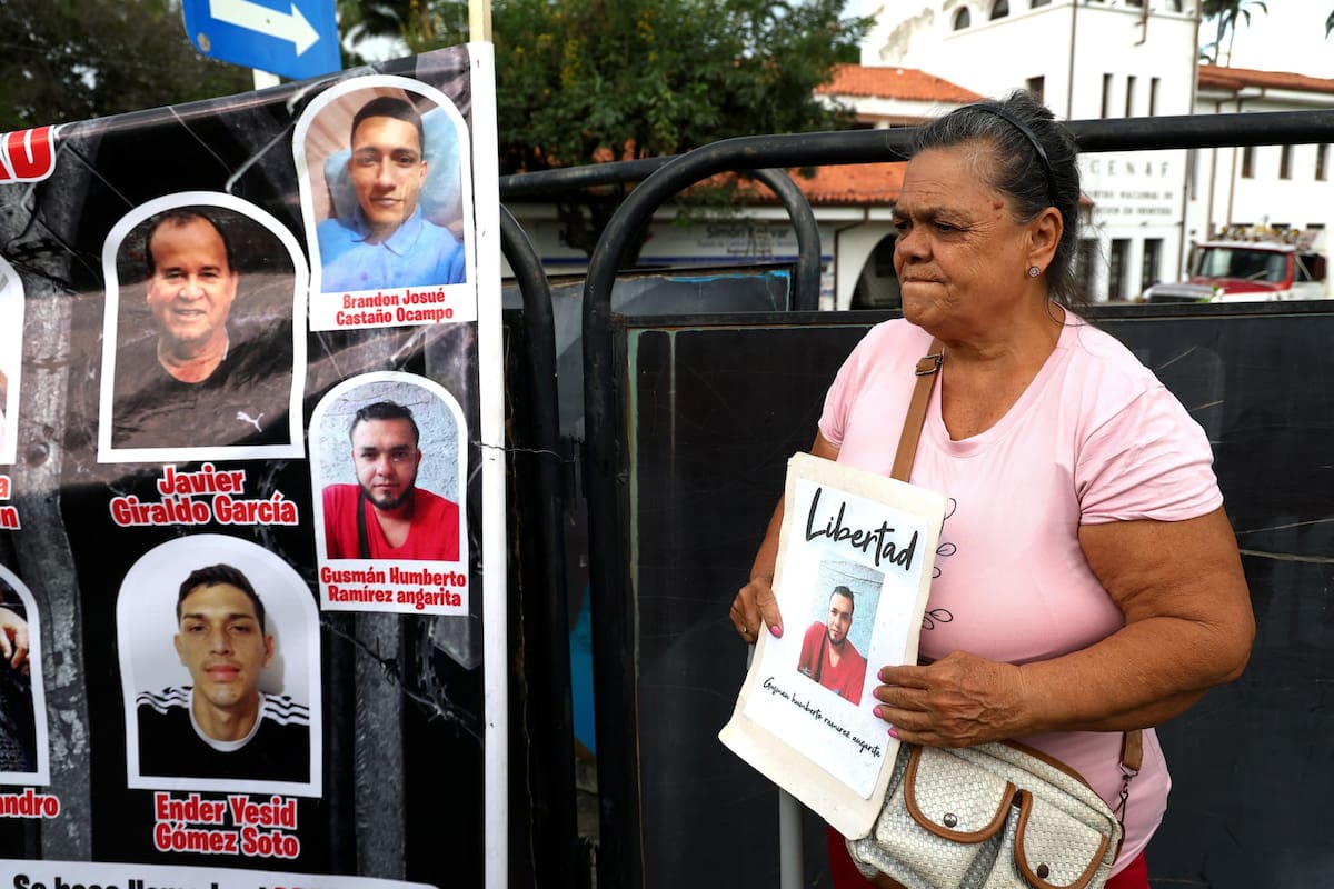 Ante el anuncio de Jorge Rodríguez, líder de la Asamblea Nacional de Venezuela, de que se liberaría un importante número de presos políticos se congregaron en el puente Simón Bolivar en la frontera de Colombia y Venezuela algunos familiares que esperan a sus parientes en los próximos días.
1.Miriam Angarita (Sra de Rosa). Su hijo detenido es Guzman Humberto Ramirez Angarita
2. Javier Giraldo (remera verde). Su padre Javier Giraldo Garcia está detenido.
3. Nubia Mise (remera verde clarito con varias fotos de presos), tiene a su hermano Josue Mise detenido.
4. Sandra Castaño (remera a rayas blancas y verdes) tiene a su hijo Brandon Josué Castaño preso aunque ya había cumplido pena.
Thursday,Jan.8,2026