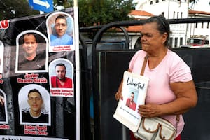 Ante el anuncio de Jorge Rodríguez, líder de la Asamblea Nacional de Venezuela, de que se liberaría un importante número de presos políticos se congregaron en el puente Simón Bolivar en la frontera de Colombia y Venezuela algunos familiares que esperan a sus parientes en los próximos días.
1.Miriam Angarita (Sra de Rosa). Su hijo detenido es Guzman Humberto Ramirez Angarita
2. Javier Giraldo (remera verde). Su padre Javier Giraldo Garcia está detenido.
3. Nubia Mise (remera verde clarito con varias fotos de presos), tiene a su hermano Josue Mise detenido.
4. Sandra Castaño (remera a rayas blancas y verdes) tiene a su hijo Brandon Josué Castaño preso aunque ya había cumplido pena.
Thursday,Jan.8,2026