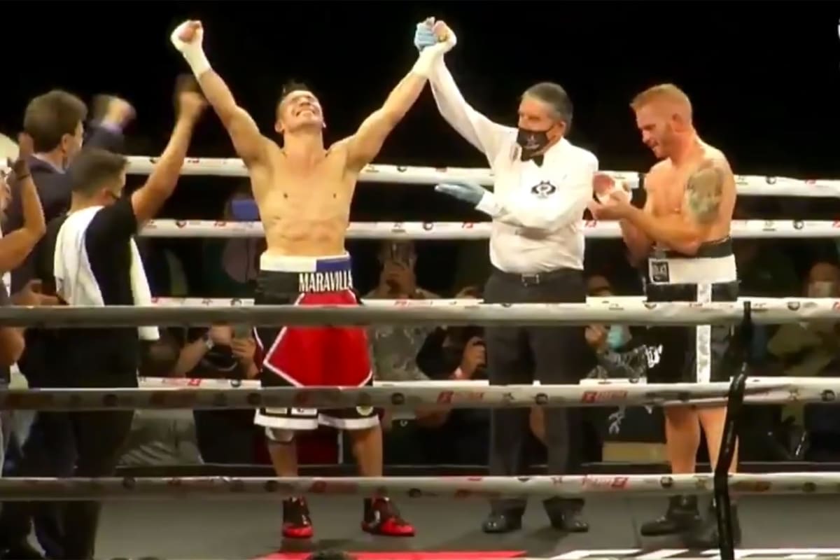 Ante el aplauso de su vencido, el asturiano Miguel "Traumatólogo" Fandiño, Sergio "Maravilla" Martínez celebra el éxito de su vuelta a la actividad, en España.