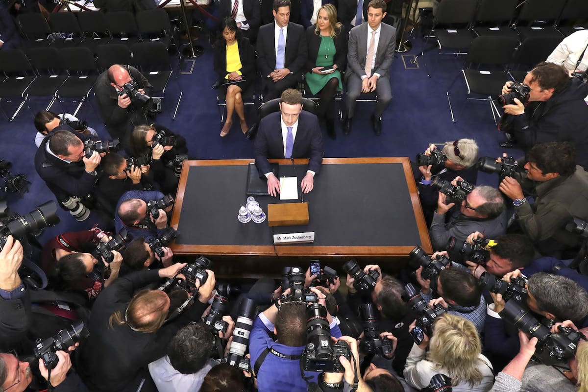 Ante el avance de empresas y gobiernos sobre nuestros datos personales, hay iniciativas que buscan generar conciencia sobre todo lo que entregamos al navegar por Internet. En la imagen, Mark Zuckerberg, CEO de Facebook, tras el escándalo por el uso de datos en las elecciones estadounidenses de 2016