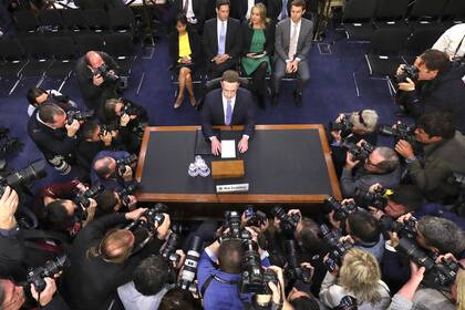 Ante el avance de empresas y gobiernos sobre nuestros datos personales, hay iniciativas que buscan generar conciencia sobre todo lo que entregamos al navegar por Internet. En la imagen, Mark Zuckerberg, CEO de Facebook, tras el escándalo por el uso de datos en las elecciones estadounidenses de 2016