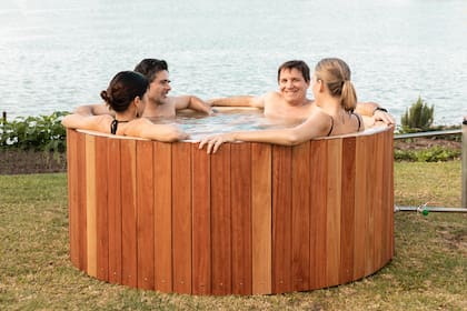 "Ante el calor, las bañeras las usan con agua fría como minipiscinas de día y, recién de noche lo prenden”, describen en Loop Pool.
