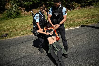 Ante el corte de la ruta de nueve manifestantes, la carrera fue interrumpida y debió relanzarse luego de que la policía detuvo a los protestantes