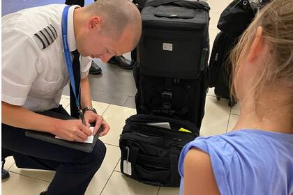 Ante el llanto de la niña, el piloto no dudó en acercarse y la sorprendió