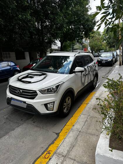 Ante el pedido de los vecinos, el dueño del auto lo corrió pero todavía quedó estacionado en la zona prohibida