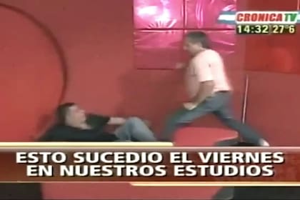 Ante el primer golpe, todas las personas detrás de cámaras se metieron y empezó una batalla campal en Crónica TV