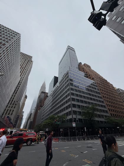Ante el riesgo de un colapso localizado, las autoridades de Nueva York ordenaron la evacuación inmediata de siete edificios cercanos