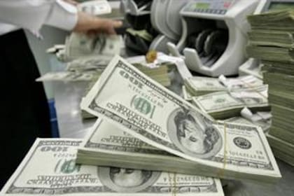 La apuesta oficial por el dólar pisado aportó poco para bajar la inflación y ya se comienza a hacer gravosa para la economía