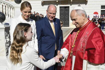 Ante la atenta mirada de
sus padres, la princesa Gabriella,
de 11 años, saluda al Papa