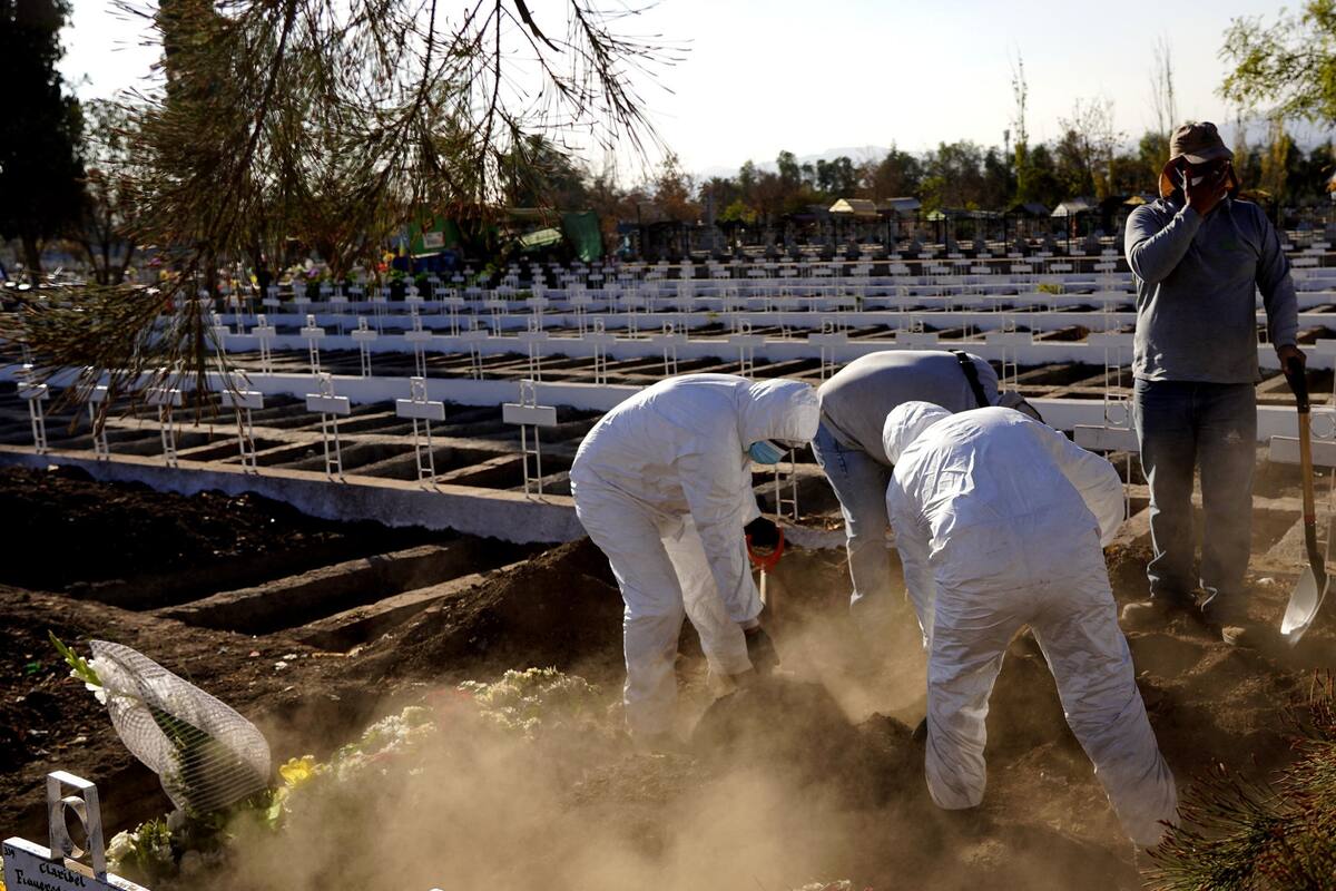 Ante la crisis originada por el coronavirus, personal protegido en el cementerio general de Santiago