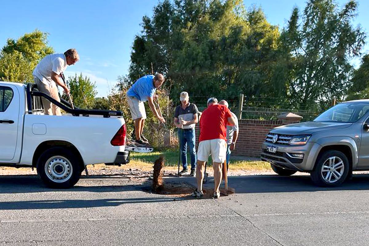 Ante la falta de mantenimiento, los vecinos se encargan de cubrir los baches