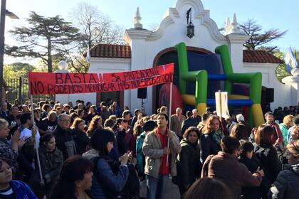 Ante la falta de pagos del programa Incluir Salud, de la Agencia Nacional de Discapacidad, organizaciones que trabajan en todo el país atendiendo a personas con discapacidad en situación de vulnerabilidad se manifestaron en la puerta principal de la Quinta presidencial