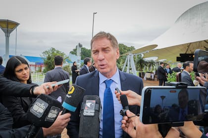 Ante la insistencia de la prensa misionera, Santilli admitió que el "derrame" aún no llega a toda la sociedad, pidió más paciencia, agradeció "el esfuerzo hecho hasta ahora" y dijo que lo peor era "tomar atajos".