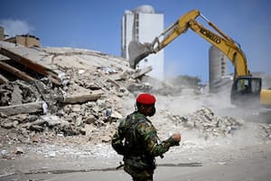 Sobrevivientes de los terremotos en Venezuela pagan hasta US$1200 al día para rescatar a sus familiares