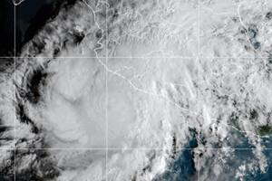 Simón se dirige como huracán de categoría 4 hacia la costa de México en el Pacífico