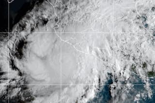 Alerta en México: el huracán Simón se dirige hacia la costa como categoría 4