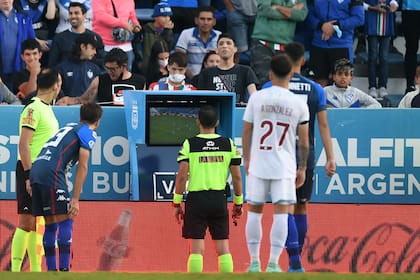 Ante la platea baja Sur de Vélez, Andrés Merlos observa una y mil veces el monitor para discernir si el gol de Lucas Pratto a Lanús fue lícito; la primera fecha de la herramienta en la Copa de la Liga Profesional incluyó demoras largas.