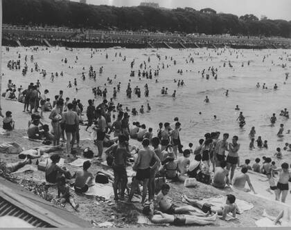 Ante la popularidad del balneario, la avenida ribereña se convirtió pronto en un paseo gastronómico dando lugar a confiterías, entre las que brilló la Cervecería Munich