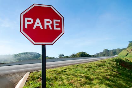 Ante la presencia de esta señal se debe detener por completo la marcha del vehículo