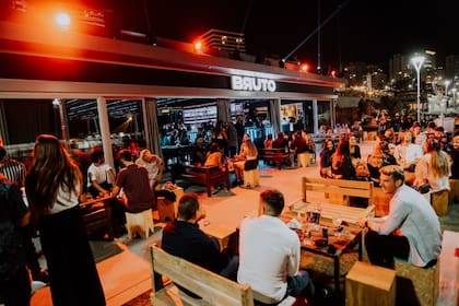 Ante la prohibición de los bailes y la restricción de 200 personas al aire libre, los dueños de bares y boliches temen por las fiestas clandestinas