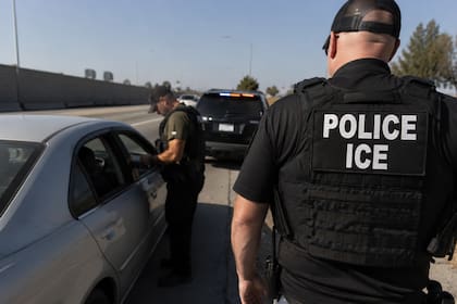 Ante la serie de incidentes fatales registrados recientemente en operativos tácticos, el ICE implementó una suspensión temporal a la mayoría de las detenciones de vehículos en carreteras