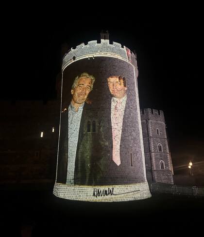 Ante la visita de Trump, un grupo de activistas proyectaron imágenes del presidente estadounidense junto a Jeffrey Epstein.