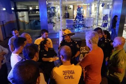Ante las primeras advertencias de pasajeros y personal, se ordenó el inmediato desalojo del hotel Foeva