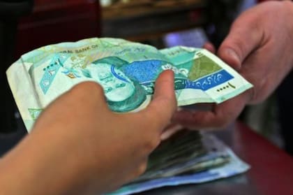 El rial se introdujo como unidad monetaria de Irán en 1932. El Banco Central de la República Islámica de Irán tiene la autoridad exclusiva para emitir billetes y monedas en Irán