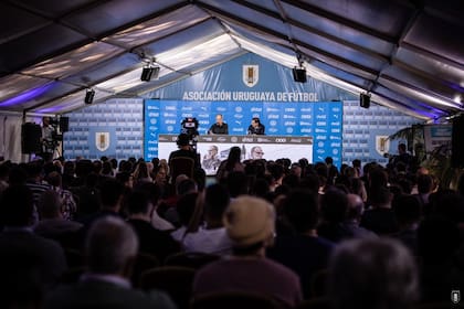 Ante más de 300 periodistas, Marcelo Bielsa está dando su primera conferencia de prensa como técnico uruguayo