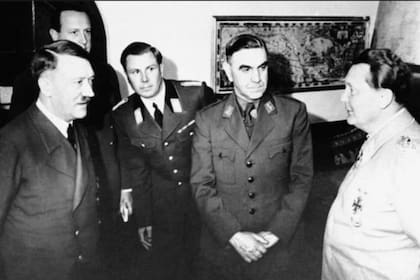 ANte Palevic (segundo de la derecha) junt a Adolf Hitler en una reunión en Alemania, en 1941