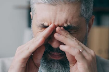 Ante picazón o irritación, frotarse los ojos puede aumentar la inflamación y empeorar las molestias. Lo recomendable es identificar la causa del síntoma y consultar con un especialista si persiste