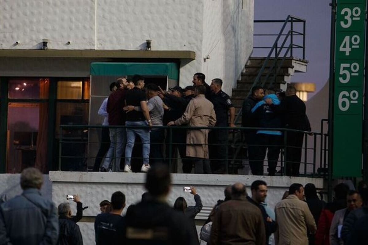 Ante un fallo adverso, un grupo reaccionó con violencia sobre los jueces, empleados y la policía