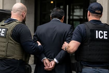 Ante una detención migratoria, es necesario llamar a un abogado y corroborar que su licencia sea valida y esté vigente