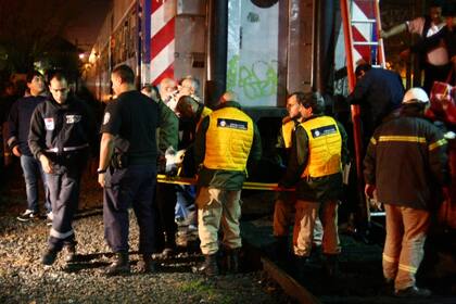 Anteanoche, personal de emergencia y bomberos asistieron a los heridos en la estación de Temperley