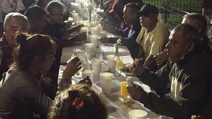 Anteayer, en Plaza de Mayo, hubo una comida para celebrar la llegada de la heladera