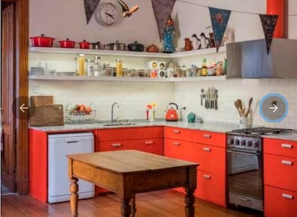 ANTES: Al unirse al comedor, la cocina se pudo “estirar”, por lo que cambió su distribución en L por una longitudinal.