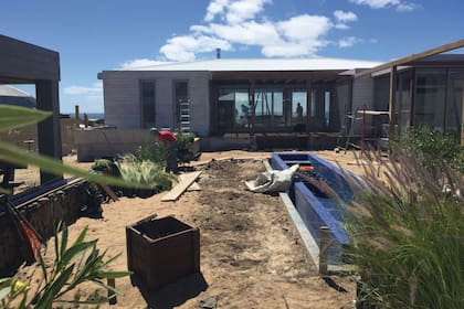 Antes. Así se veía el espacio central. Rodeado de arquitectura, genera un remanso contra el viento del mar.