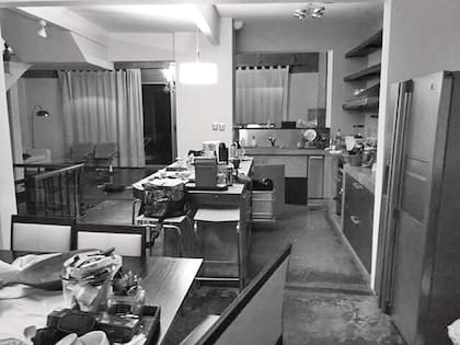 ANTES: cocina y comedor eran dos espacios sin más conexión que la proximidad. La cocina terminaba en un pasaplatos que daba al living. La heladera quedaba a la vista, del lado del comedor.