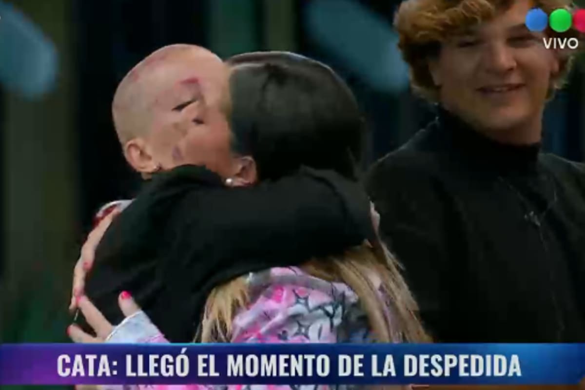 Antes de abandonar la casa de Gran Hermano, Catalina compartió un sentido abrazo con Furia e intercambiaron palabras al oido (Foto: captura de TV / Telefe)