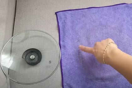 Antes de aplicar cualquier producto, conviene aspirar bien el sofá y hacer una prueba en una zona poco visible para evitar daños o manchas
