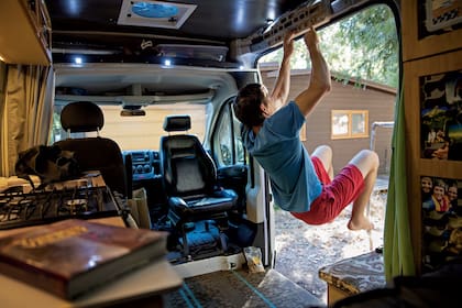 Antes de cada ascenso, Honnold hace una rutina de ejercicios de 90 minutos para trabajar la fuerza de los dedos, parte clave de la disciplina