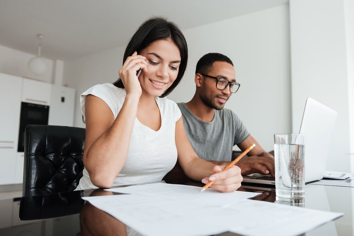 Antes de comenzar una vida en pareja los expertos recomiendan no solo hablar de los ingresos, sino también de las deudas que cada uno trae a la relación